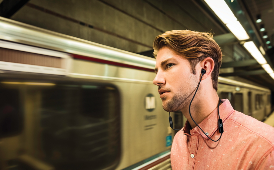 Hombre con audifonos